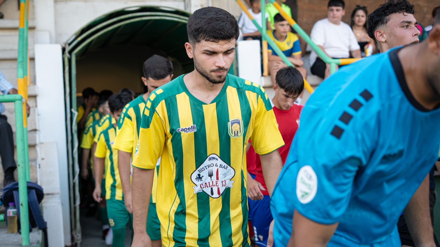 Primer equipo de Los Barrios saliendo al campo